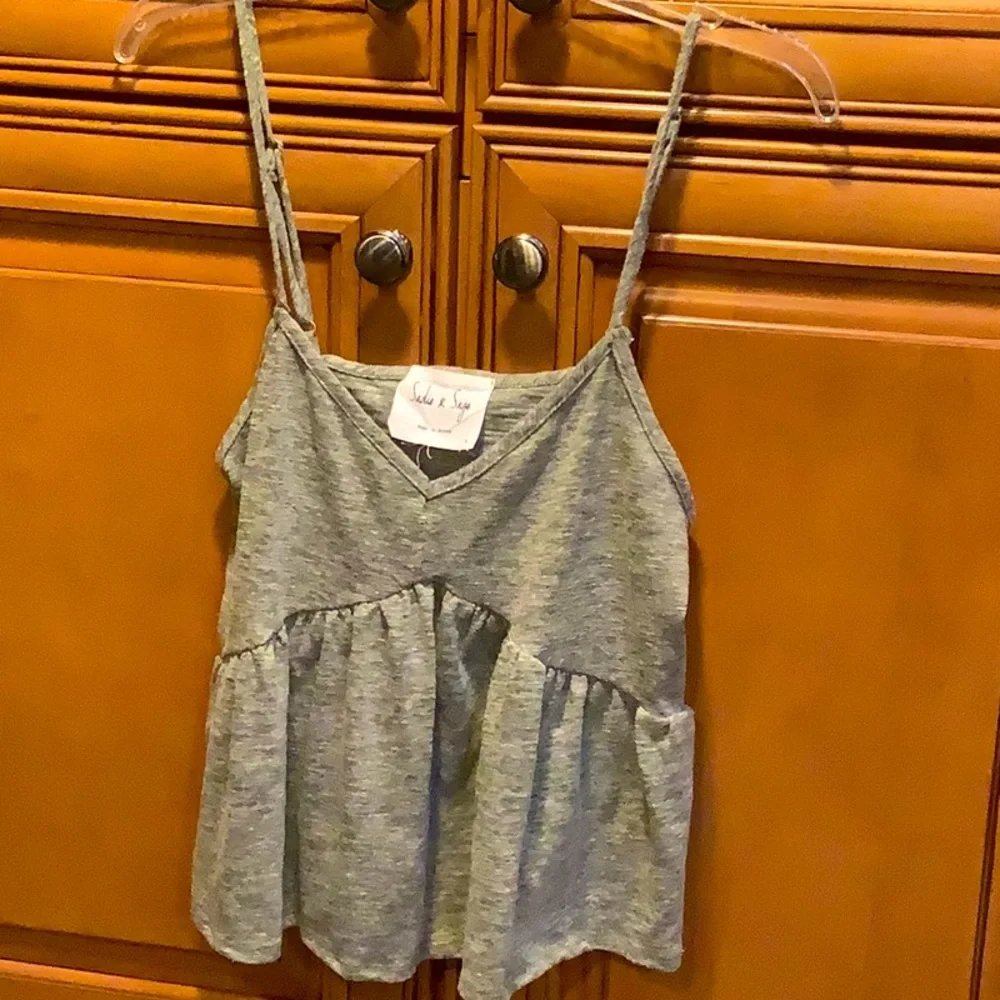GRAY RUFFLE TANK TOP 👩 - Picture 1 of 2